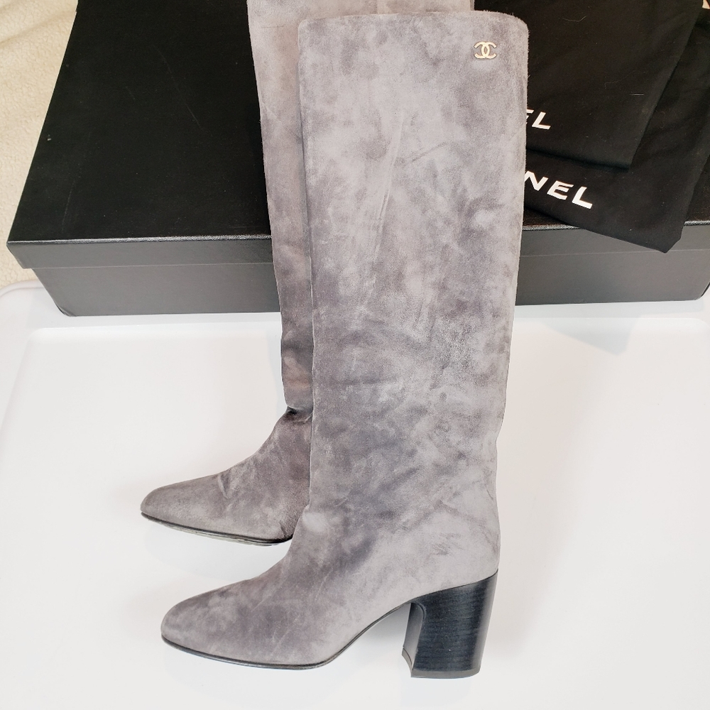 Chanel grey suede boots - Picture 3 of 15